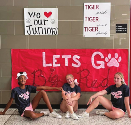 Terrell High School Cheerleaders welcome back students