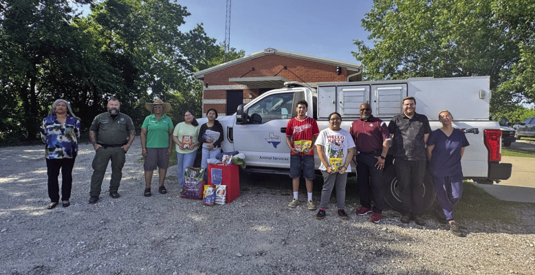 Deputy Mayor Pro-Tem Donna Renee Anderson joins Terrell Youth Council members as they help deliver collected pet food and supplies to the Terrell Animal Shelter. Photo courtesy of City of Terrell