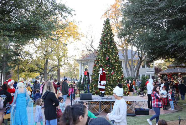 Forney hosts annual Christmas tree lighting