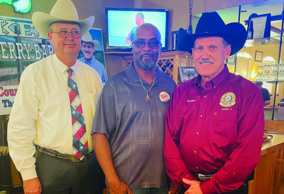 Precinct 3 Commissioner Terry Barber hosted a Campaign Kickoff event Oct. 19 at Napoli’s in Terrell. Kaufman County Sheriff Bryan Beavers was in attendance, as well as Kaufman County Treasurer Chuck Mohnkern. Commissioner Barber’s supporters and staff enjoyed pizza and fellowship. Photos by Mary Dlabaj