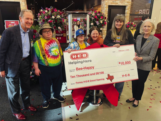 H-E-B makes donations for grand opening