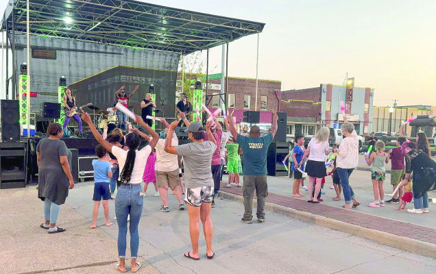 Terrell Social’s free summer concert series hosted their first downtown show on June 15. The event kicked off three free shows throughout the summer, featuring bounce houses, food, vendors, and much more entertainment. The concert series will host two more shows on July 12 (Latin night) and Aug. 9 (Dueling Pianos). Additional photos on 7A. Photo courtesy of Terrell Chamber of Commerce