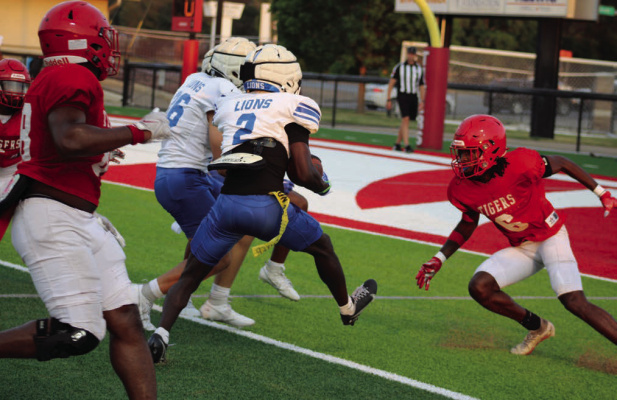 Tigers battle Tyler High Lions in final scrimmage